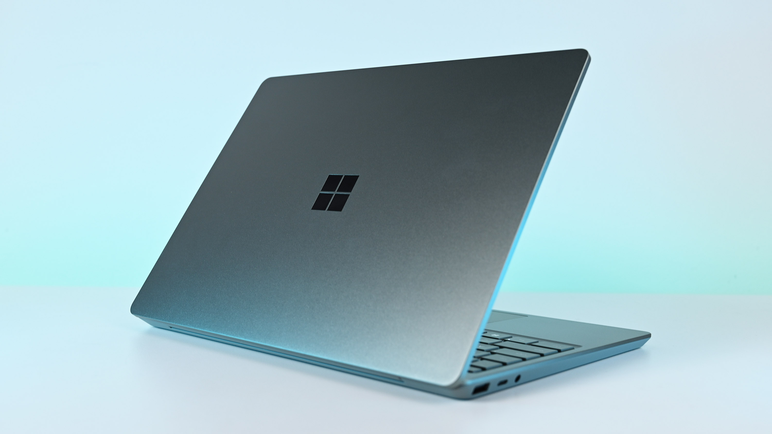 Microsoft Surface Laptop Go 3 fotoğraflarda