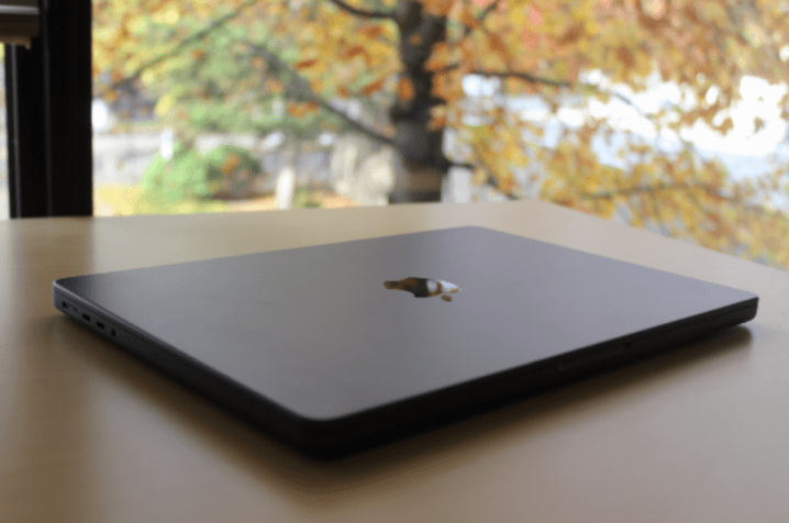 Bir masanın üzerinde kapalı MacBook Pro.