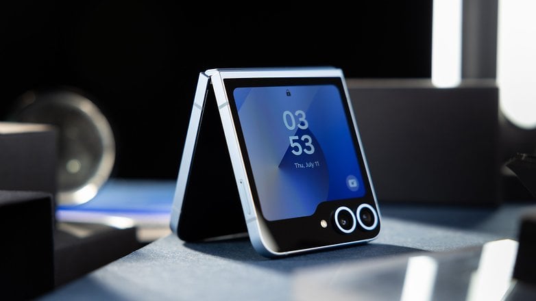 Galaxy Z Flip 6 çadır modunda Galaxy Z Flip 6 çadır modunda