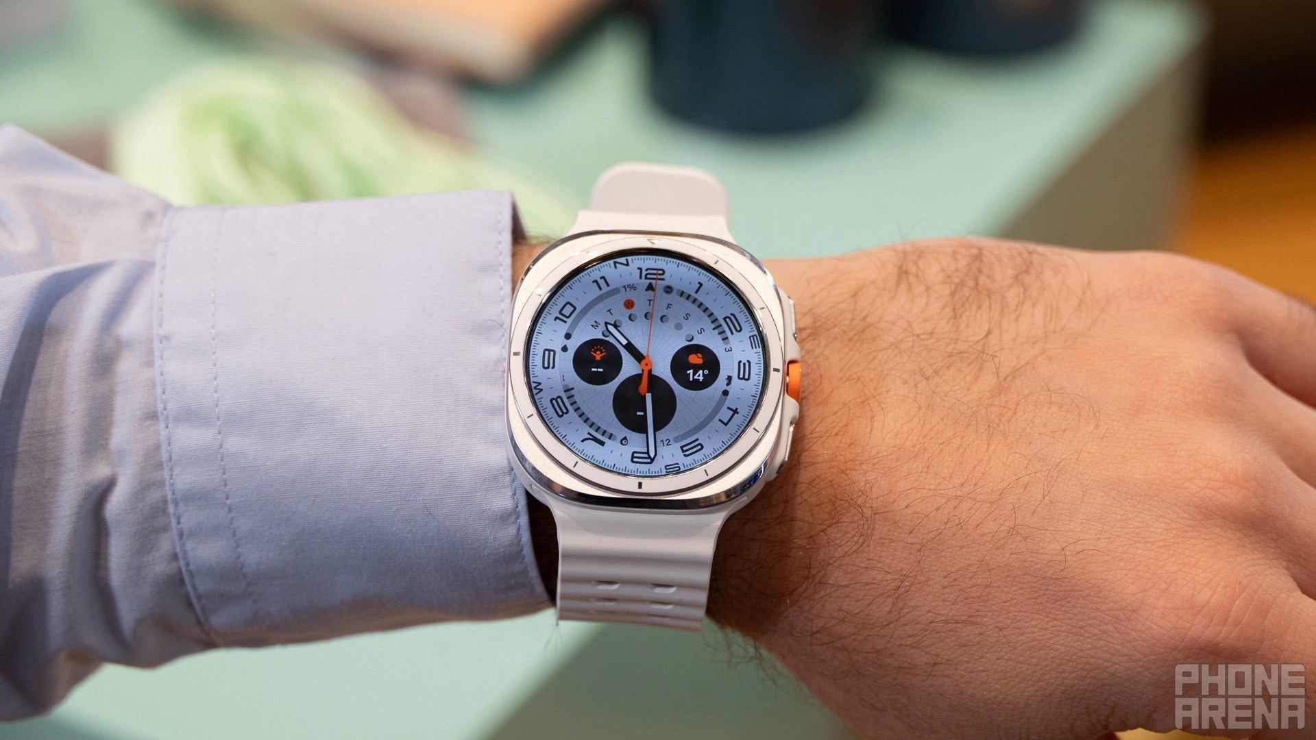 Samsung, özel Galaxy Watch Ultra yüzlerini eski Galaxy Watch modellerine genişletmeyi ima ediyor