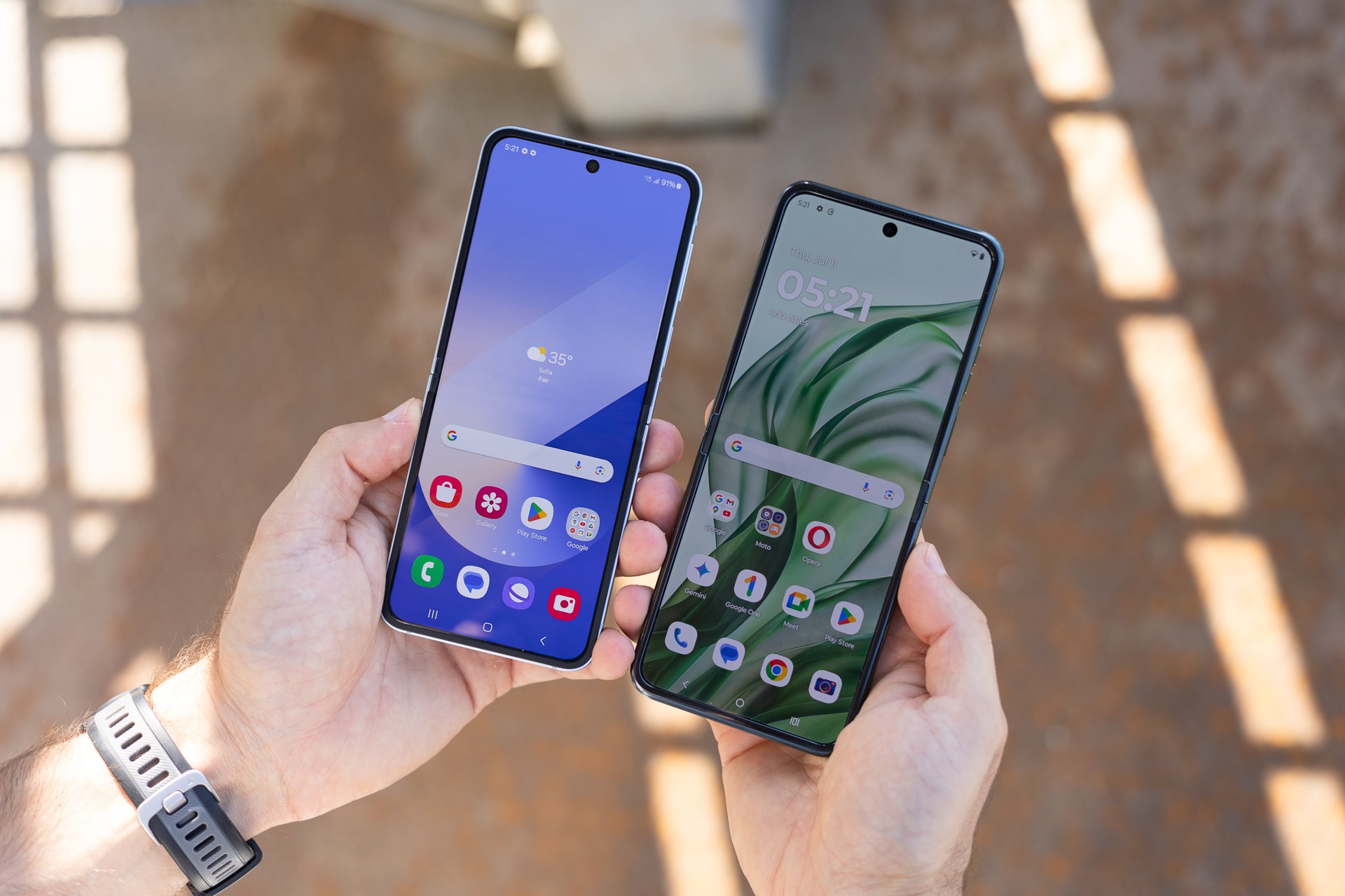 Motorola Razr Plus 2024'ün (sağda) ana ekranı açık havada çok daha loş görünüyor, bu bir sorun (PhoneArena'dan görüntü) - Samsung'un Galaxy Z Flip 6'sının rakiplerine göre gizli bir avantajı var