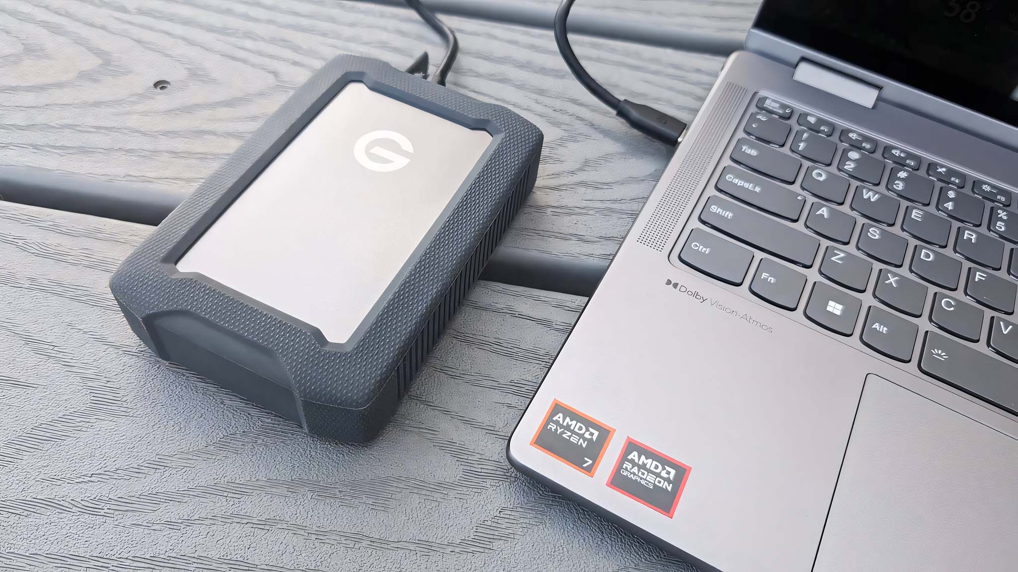 SanDisk Professional G-DRIVE ArmorATD dizüstü bilgisayara takılı.