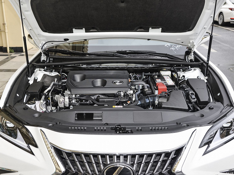 Toyota Camry gibi, sadece lüks.  Lexus ES 200 Premium Edition sunuldu: Seçilebilecek üç motor ve önceki modele göre daha fazla seçenek