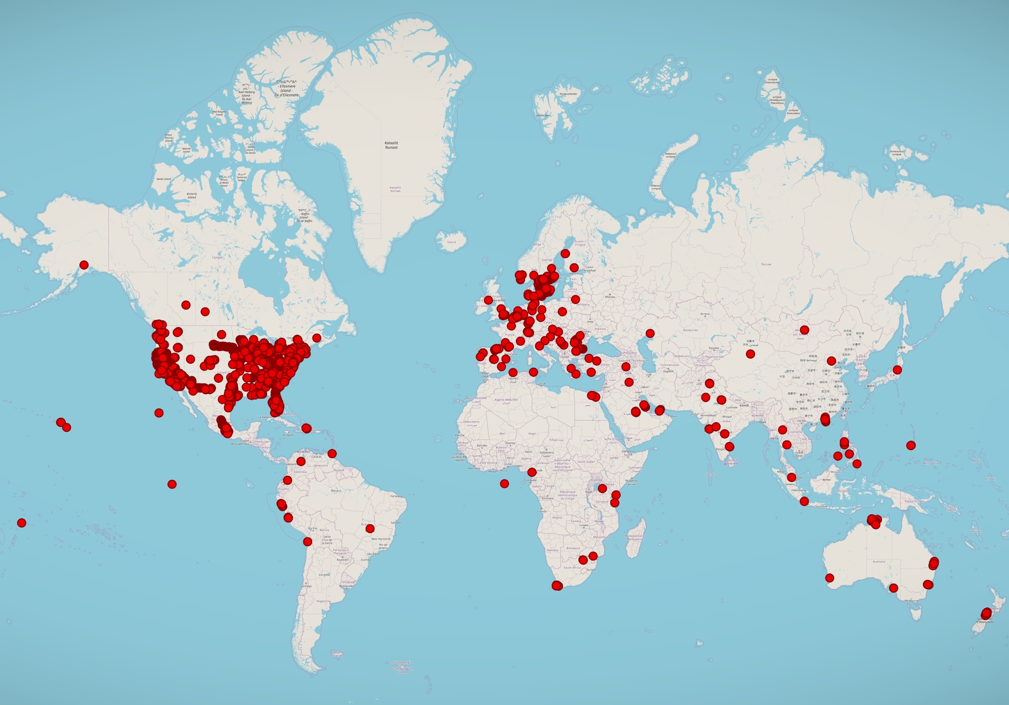 Spytech'in casus yazılımı tarafından ele geçirilen yüzlerce Android cihazı gösteren bir dünya haritası; büyük kümeler ABD ve Avrupa'da, noktalar ise dünyanın geri kalanına dağılmış durumda.