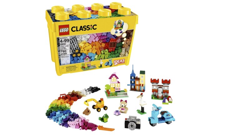 Çeşitli yaratımların ve blokların uzandığı Lego kutusu.