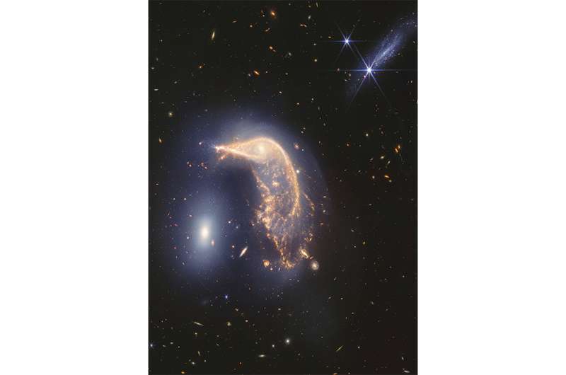 Webb Uzay Teleskobu’nun son kozmik çekimi, kızılötesi ışıkta parlayan iç içe geçmiş bir galaksi çiftini gösteriyor