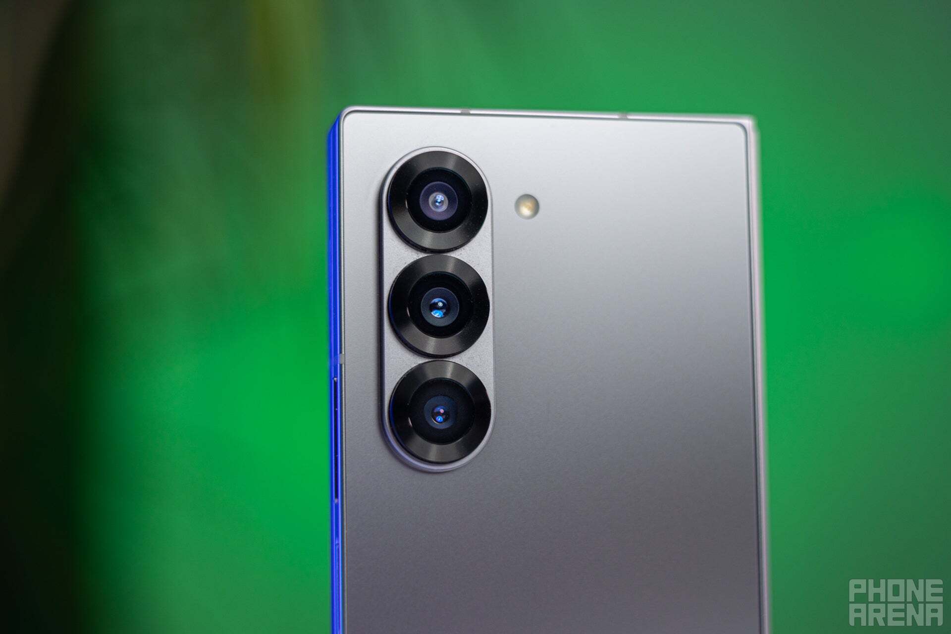 Galaxy Z Fold 6'nın arka üçlü kamera kurulumu. | Resim kredisi - PhoneArena - Xiaomi Mix Fold 4, Galaxy Z Fold 6'yı unutturdu