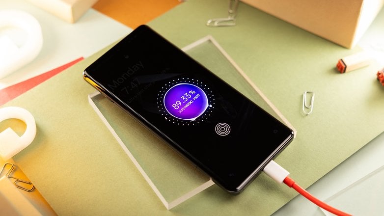 Ekranda OnePlus 12 şarj cihazının bir animasyonu görünecek