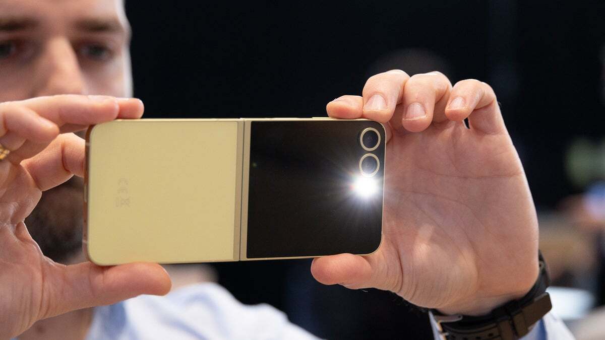 Samsung'un Galaxy Z Flip telefonları her yıl en popüler katlanabilir telefonlar oldu. | Resim kredisi-PhoneArena - iPhone hayranları "çevirmek" katlanabilir bir model hakkındaki son raporlar