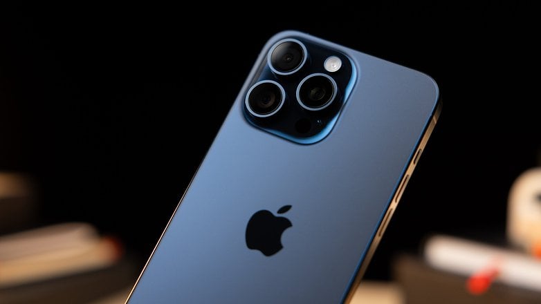 iPhone 15 Pro Max'in arkadan görünümü