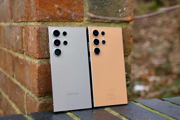 Samsung Galaxy S24 Ultra Titanyum Turuncu ve Titanyum Gümüş renkte.