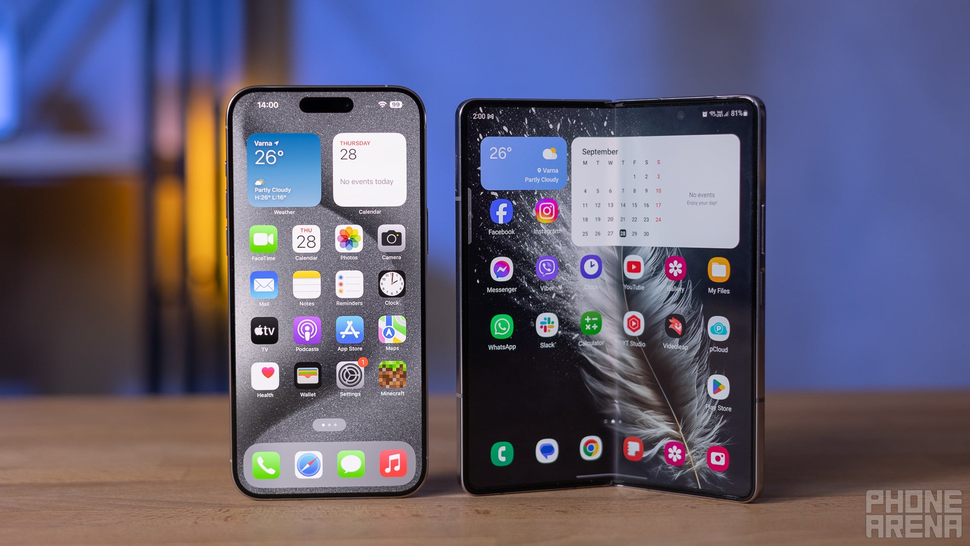 Apple kitap tarzı bir katlanabilir de tanıtabilir. Bu, Galaxy Z Fold 5'in yanındaki iPhone 15 Pro Max. | Resim kredisi – PhoneArena - Bu yeni iOS 18 özelliği katlanabilir bir iPhone'un habercisi olabilir mi?