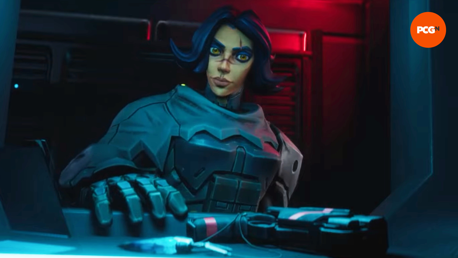 Stormgate kampanyası - Mavi saçlı bir asker olan Amara, önündeki masanın üzerinde duran silaha bakıyor.