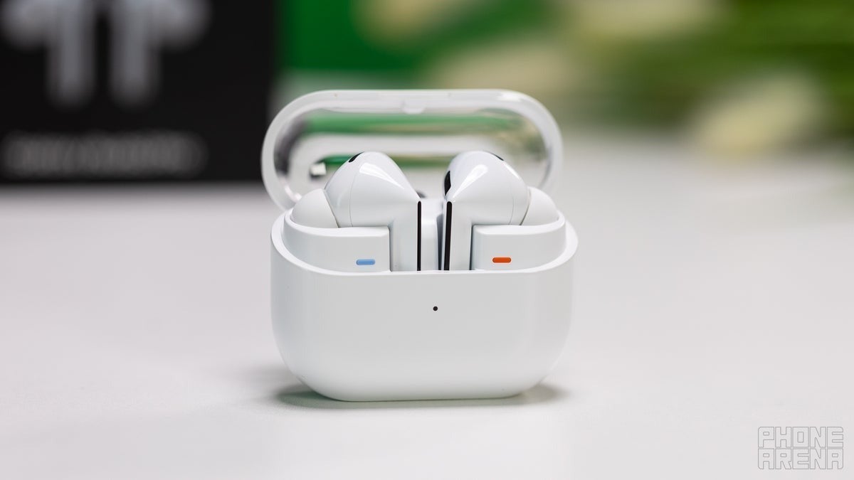 Bir şeye belirsiz bir şekilde benziyor (Görsel kredisi - PhoneArena) - Galaxy Buds 3 Pro (sadece) AirPods'u kopyalamadı, ancak bu küçük girişim