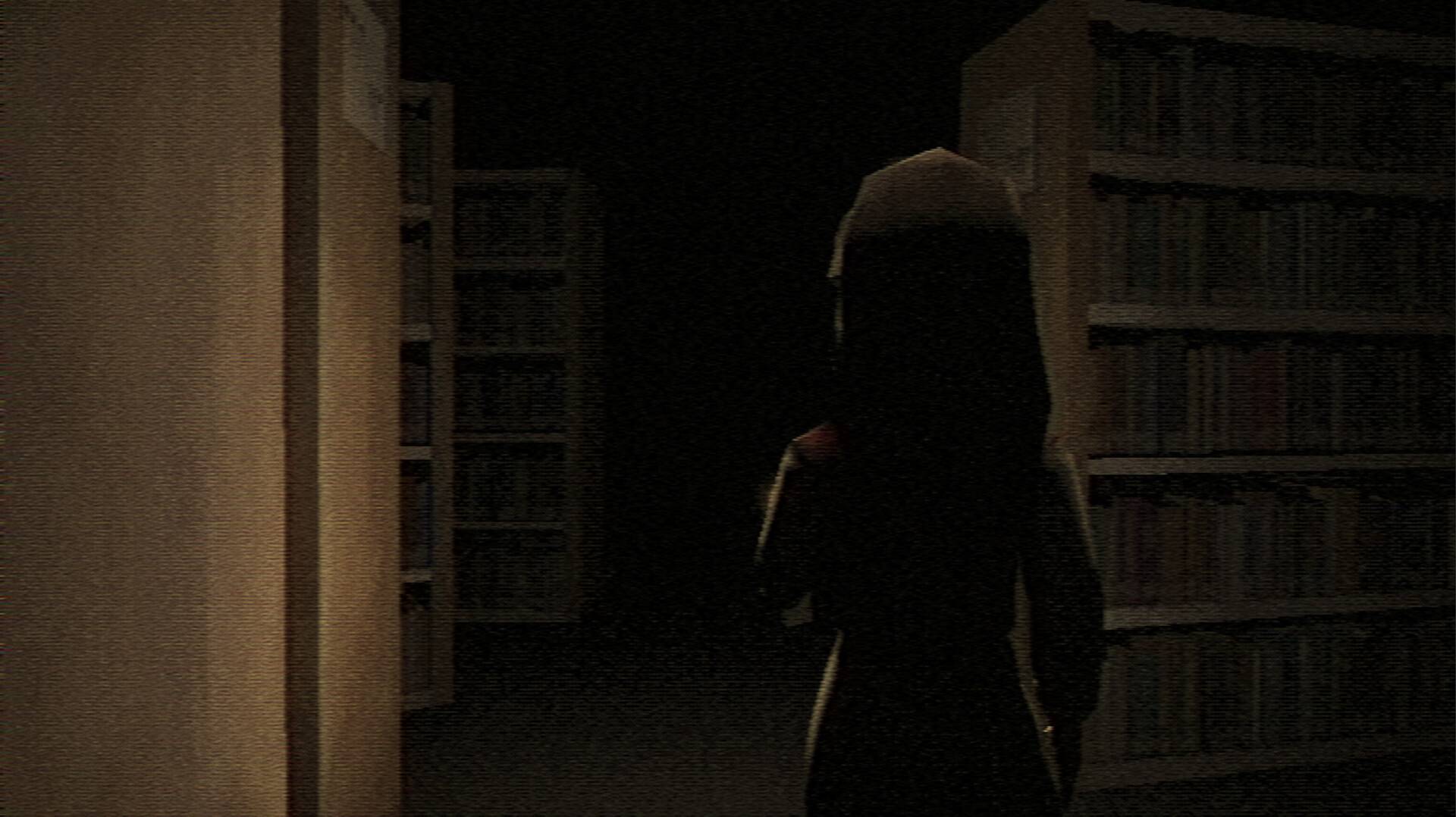 Uzun siyah saçlı genç bir kız karanlık bir kütüphanede yolunu buluyor