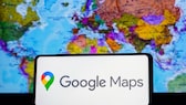 Arka planda dünya haritası bulunan Google Haritalar logosu