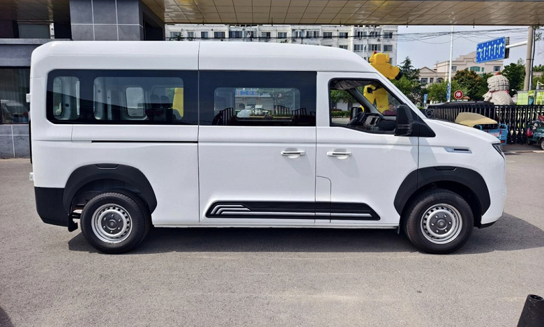 GAZelle NN ve Sobol NN'ye ciddi bir rakip mi var?  Sinotruk FV 70 minibüsü, 8 vitesli otomatik şanzıman ve uygun fiyatla Rusya'ya getirildi