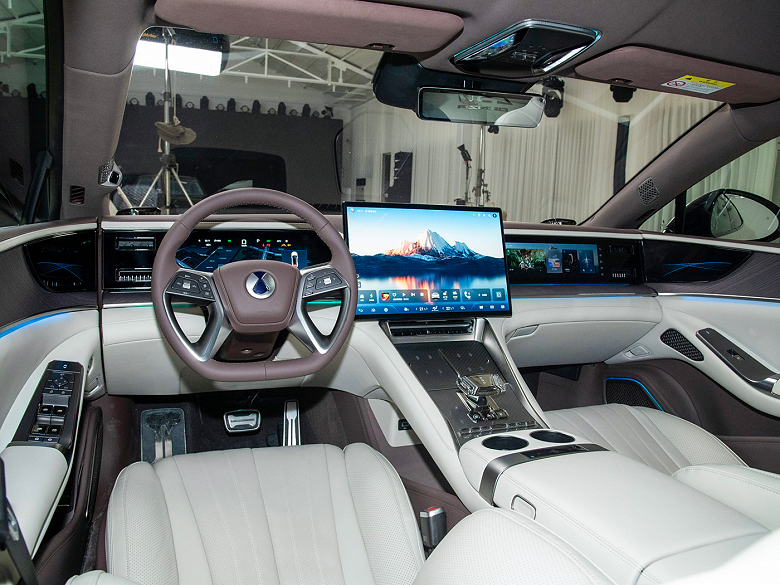 Arkadan direksiyonlu ve “Tanrının Gözü” sistemine sahip Mercedes-Benz ve BYD'nin en son buluşu.  Lüks amiral gemisi Denza Z9 GT mağazalarda