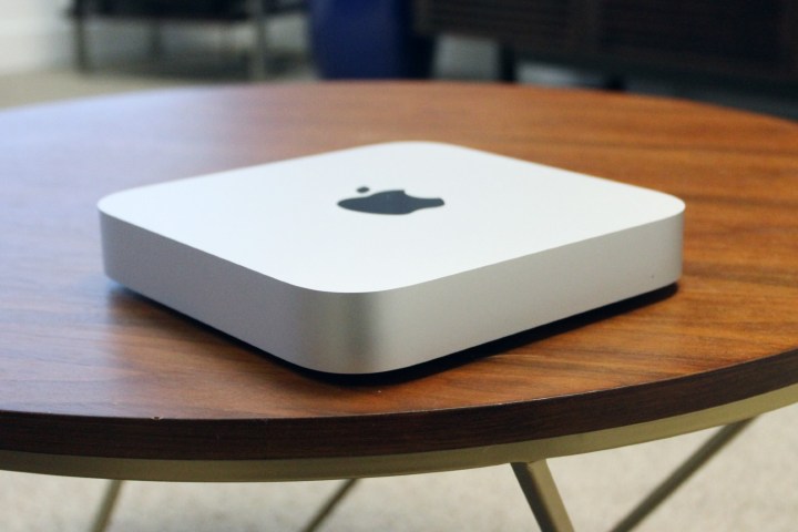 Ahşap bir masa üzerinde Mac mini.