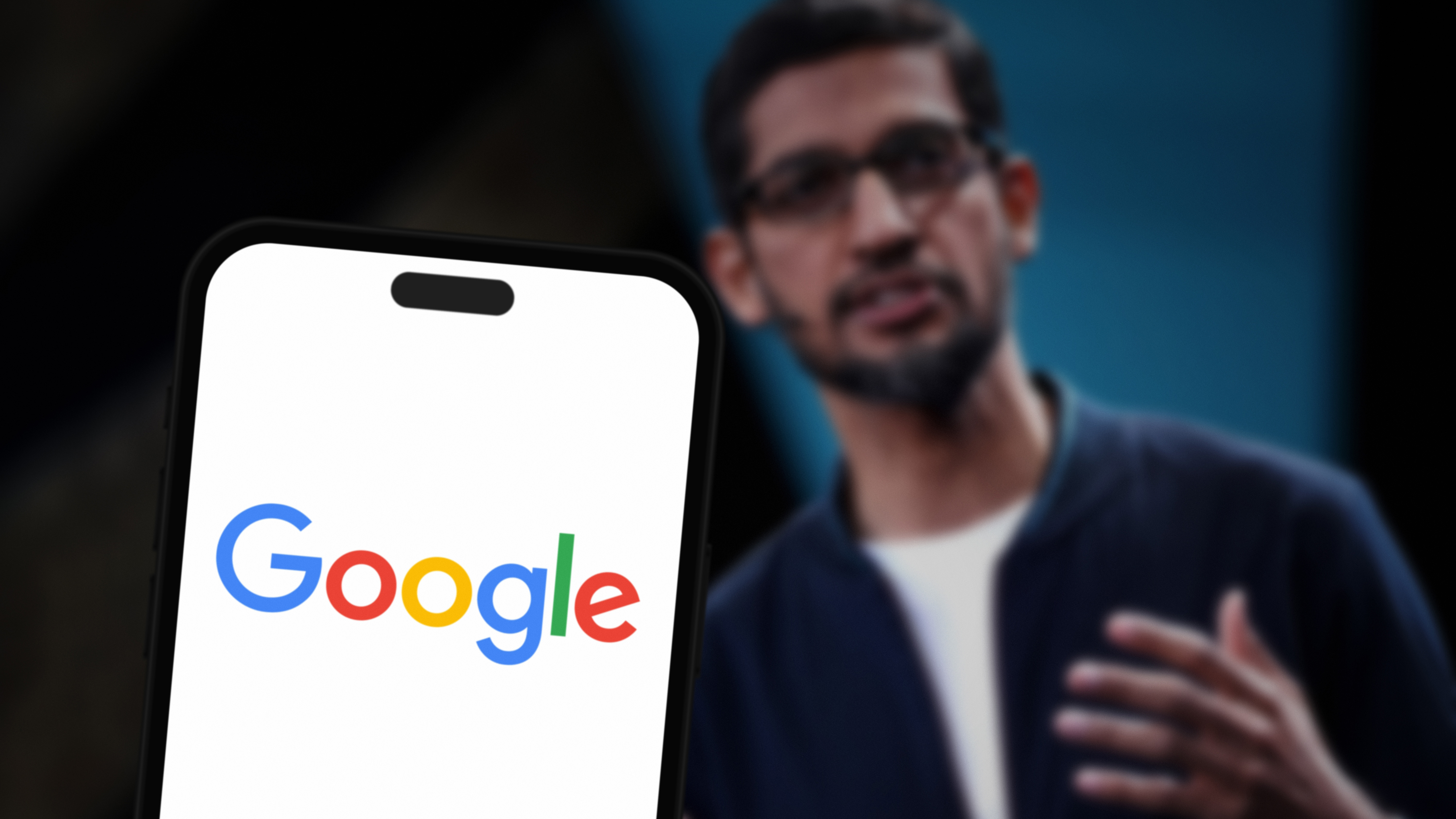 Arkaplanda CEO'nun olduğu bir telefonda Google logosu