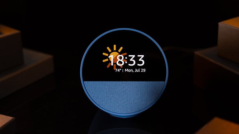 Amazon Echo Spot'un ekranla önden görünümü