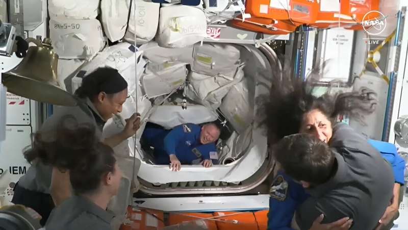 ISS'de mahsur kalan Barry Wilmore ve Sunita Williams, diğer yedi astronota yardım etmede aktif rol oynuyor