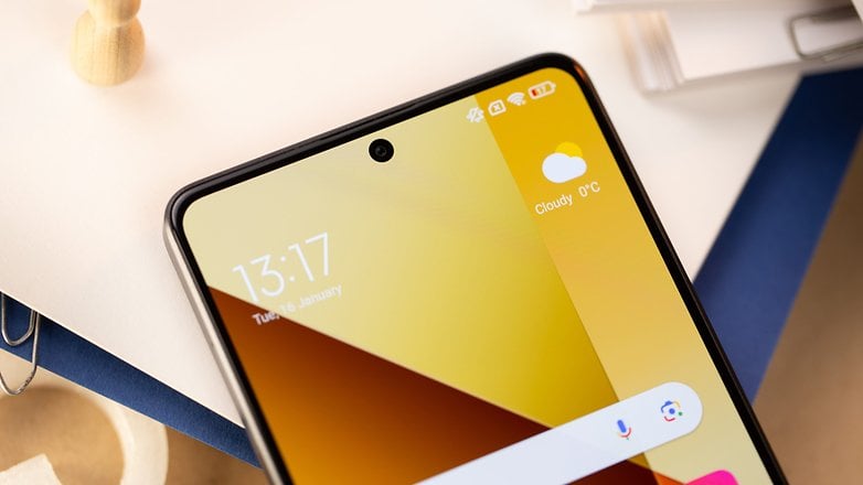 Redmi Note 13 5G bir masa üzerinde, ekranın üst yarısının görünümü