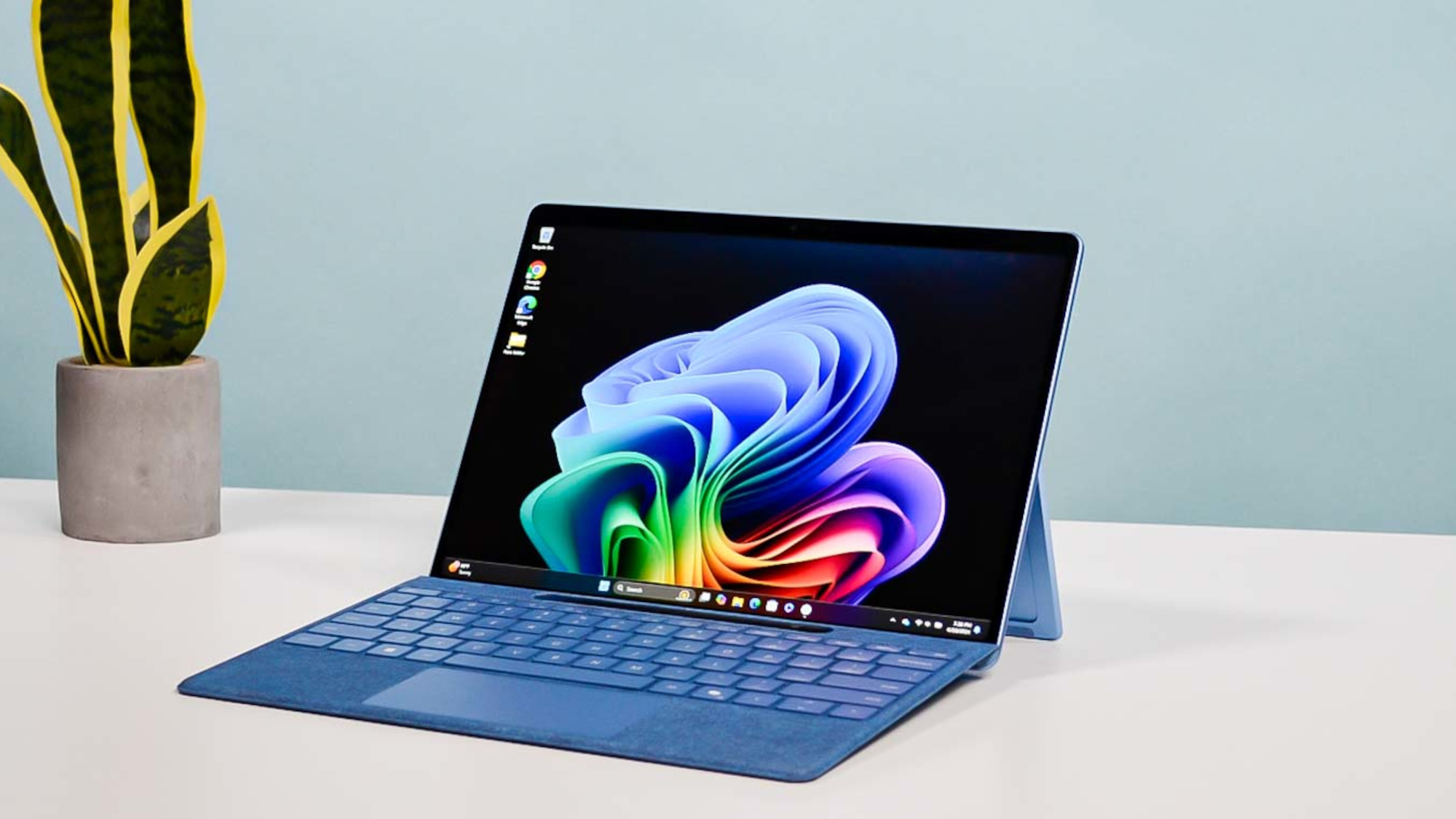 Masanın üzerinde Microsoft Surface Pro 11.