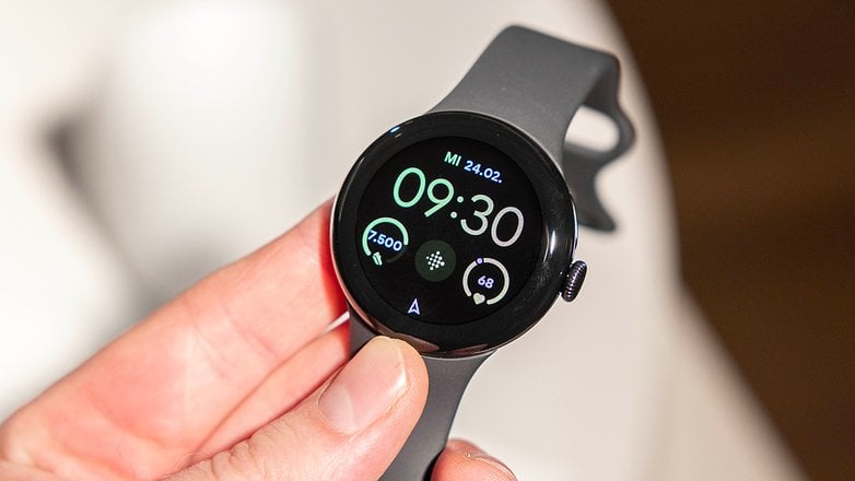 Google Pixel Watch 2 elinizde