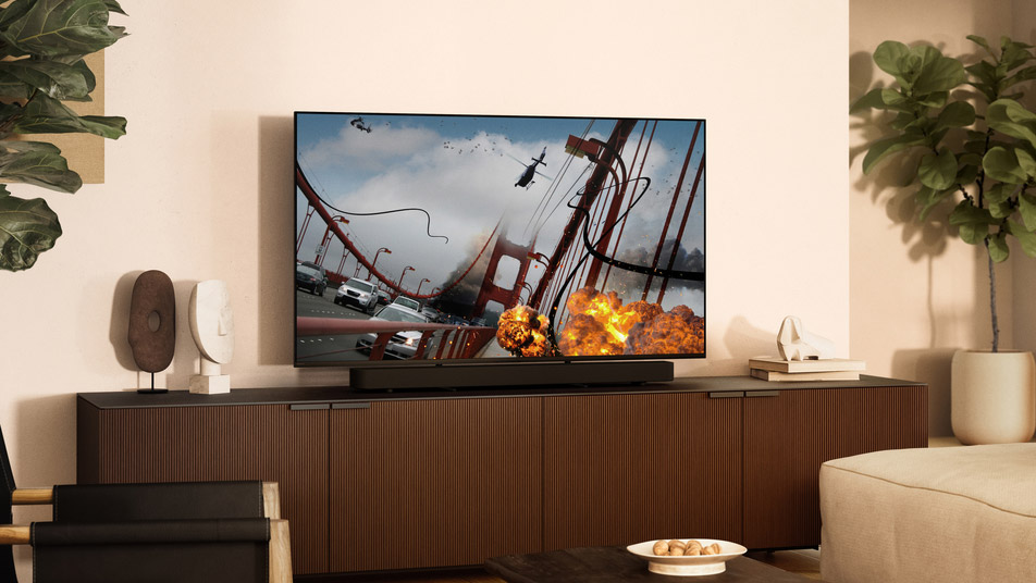 Sony Bravia 7 TV, altında Theatre Bar 8 bulunan bir eğlence ünitesinin üzerinde duruyor