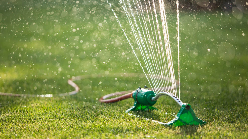 Çimleri sulayan bir sprinkler sistemi