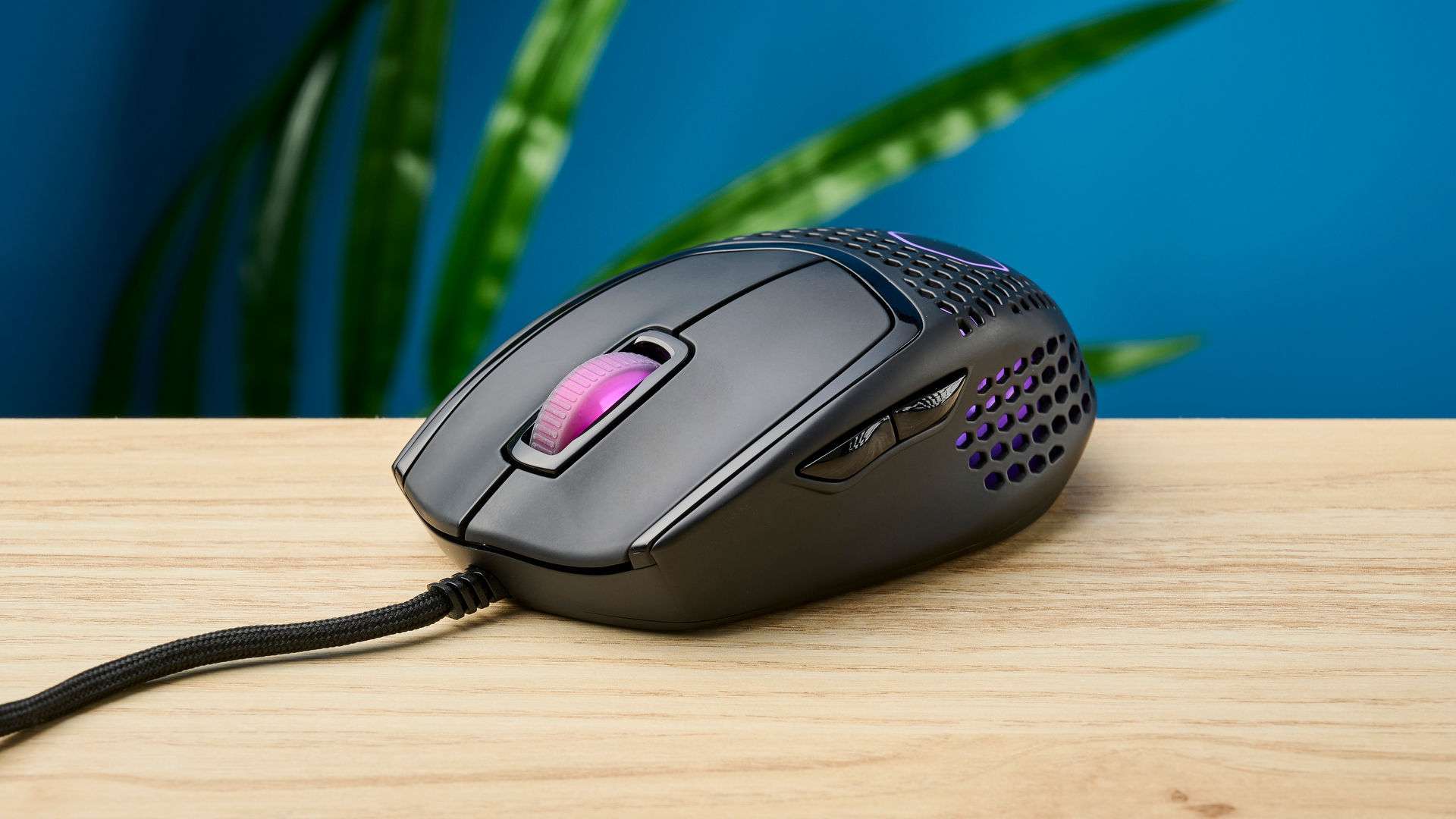 Cooler Master MM720 oyun faresinin fotoğrafı