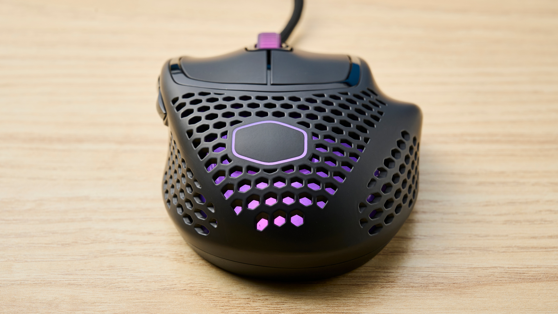 Cooler Master MM720 oyun faresinin fotoğrafı