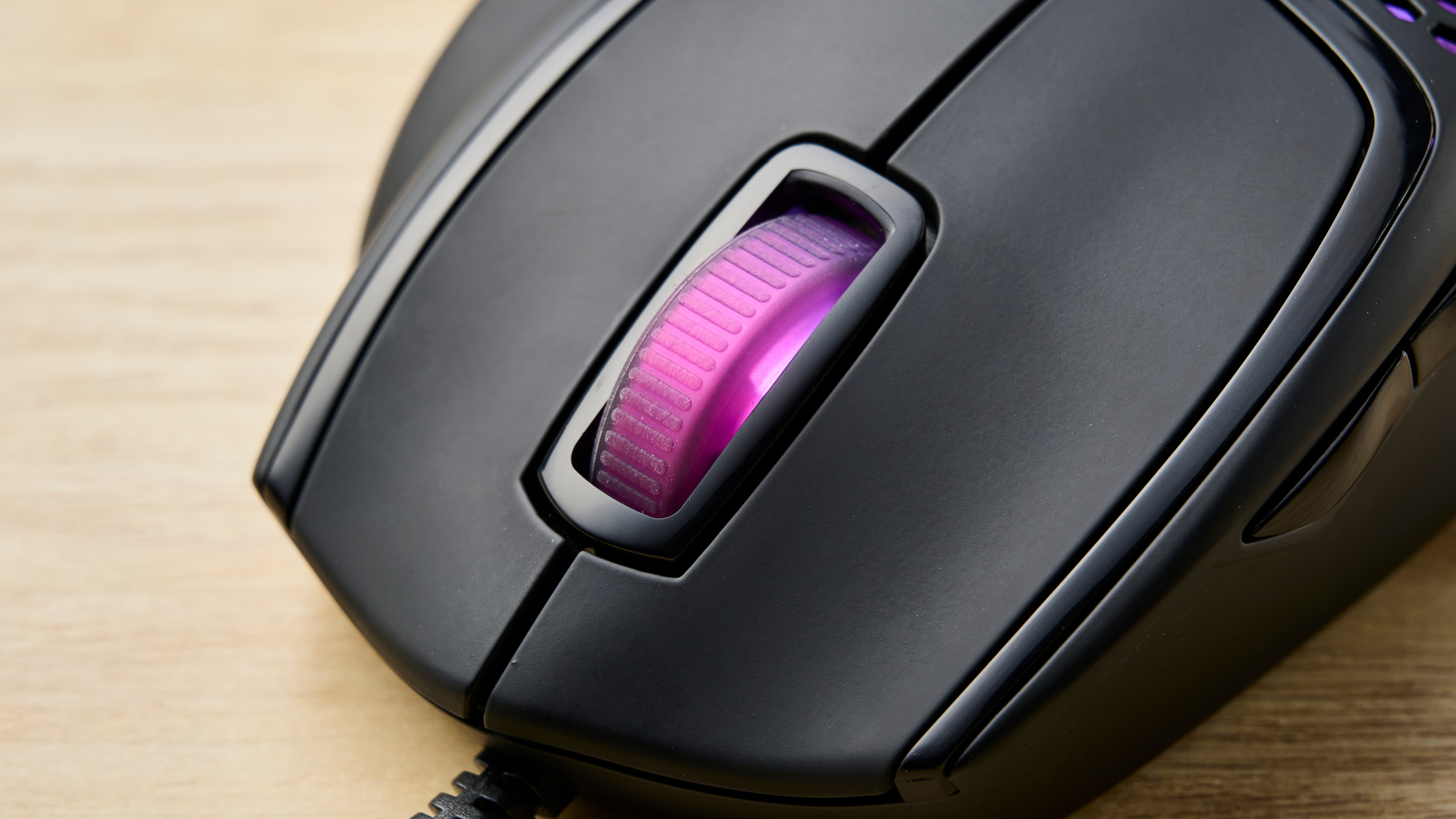 Cooler Master MM720 oyun faresinin fotoğrafı