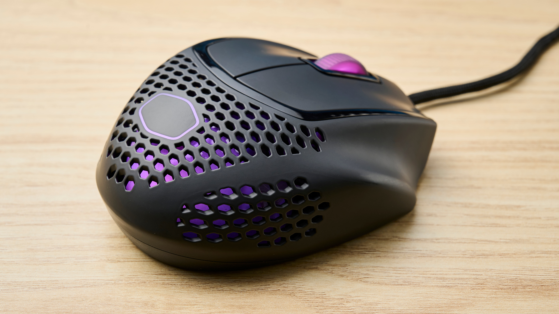 Cooler Master MM720 oyun faresinin fotoğrafı