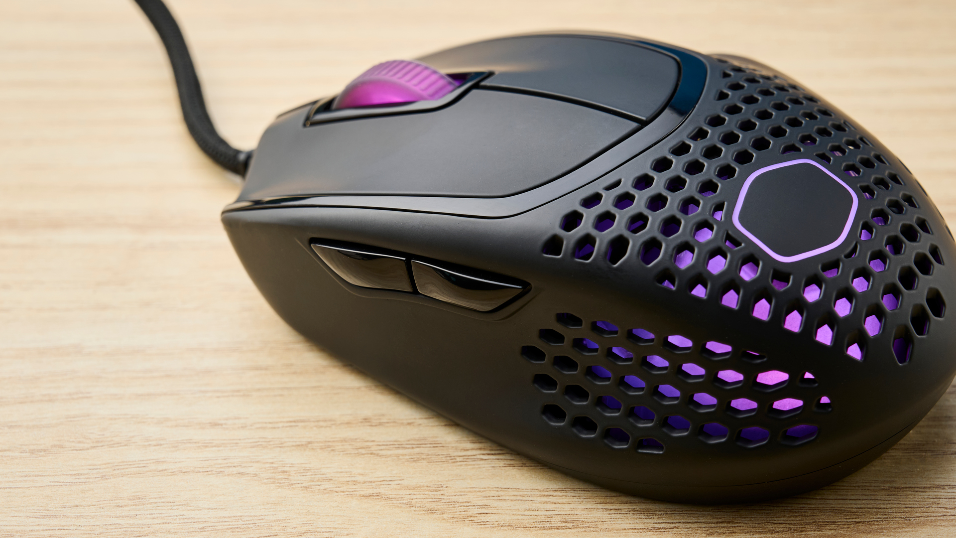 Cooler Master MM720 oyun faresinin fotoğrafı