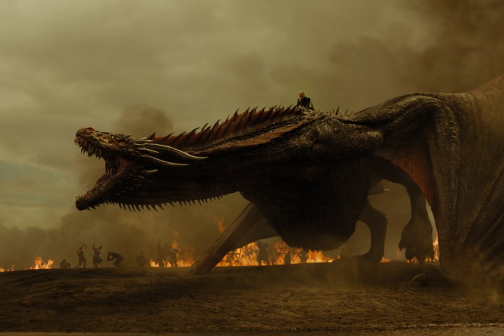 Daenerys, Game of Thrones'un 7. sezonunda Drogon'un sırtının üstünde oturuyor.