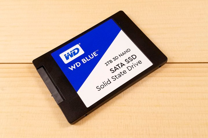 Western Digital Blue 3D NAND SATA SSD, 45 derece açılı bir masa üzerinde düz bir şekilde duruyor