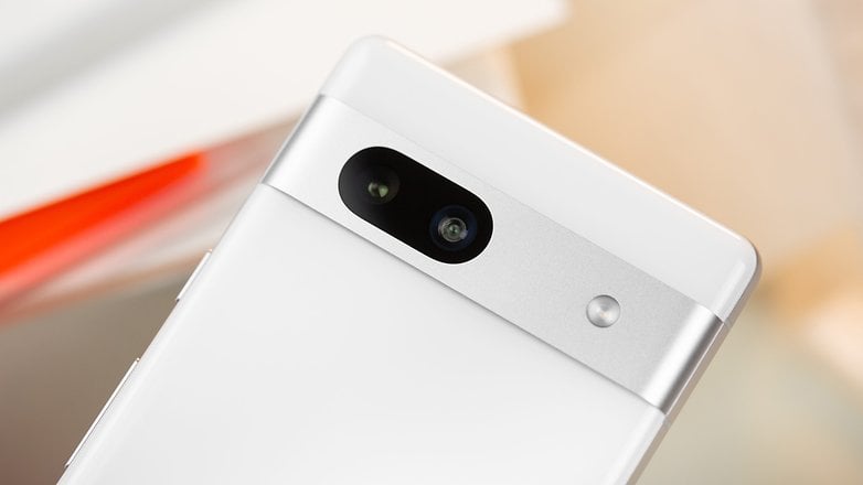 Pixel 7a arkadan kamera çubuğuna bakıyor