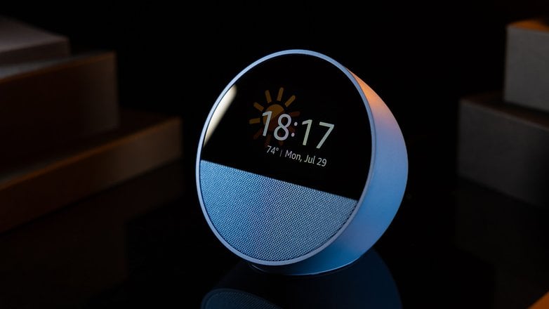 Amazon Echo Spot'un önden yakın çekimi