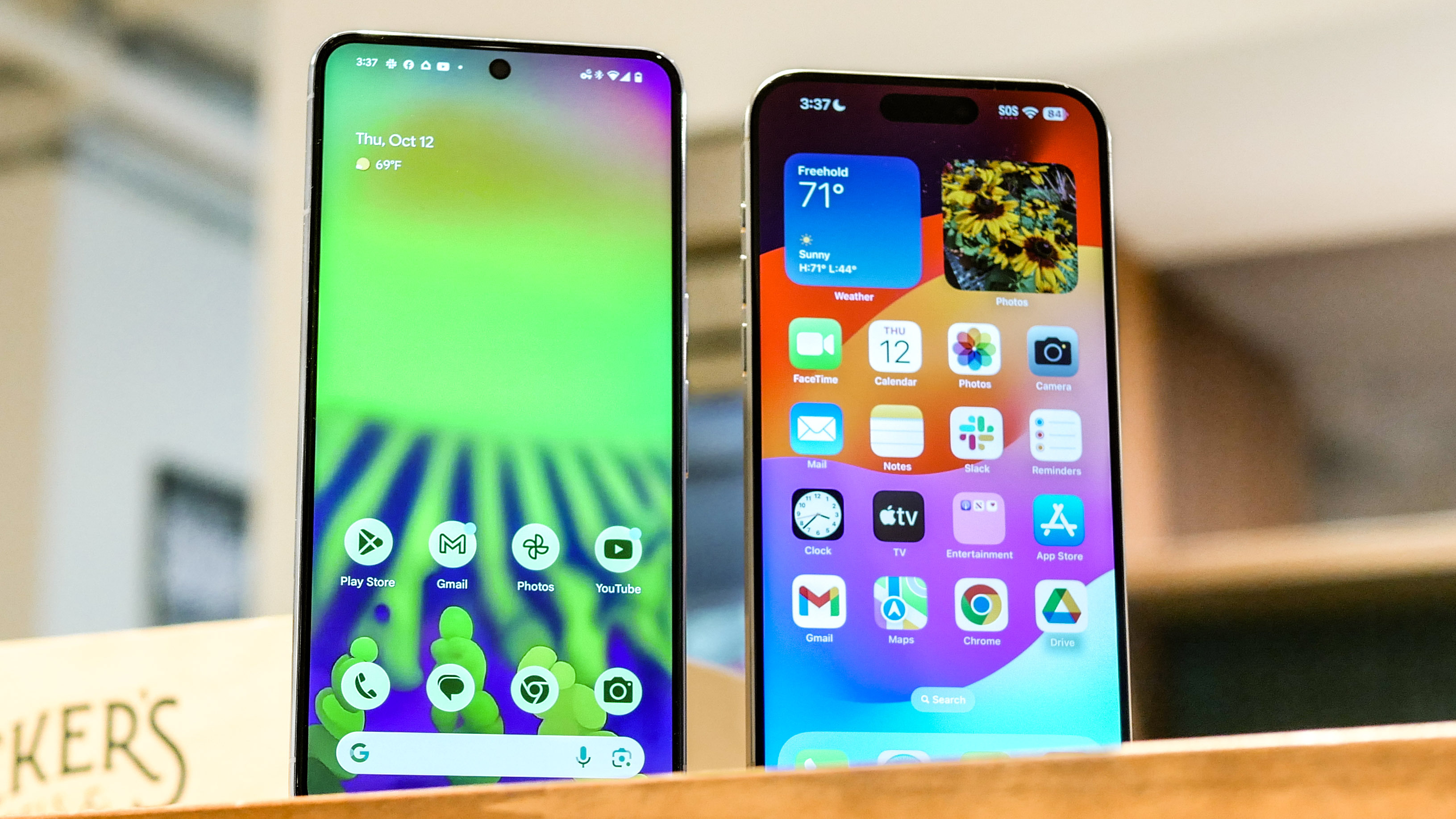 Pixel 8 Pro ve iPhone 15 Pro Max yan yana.