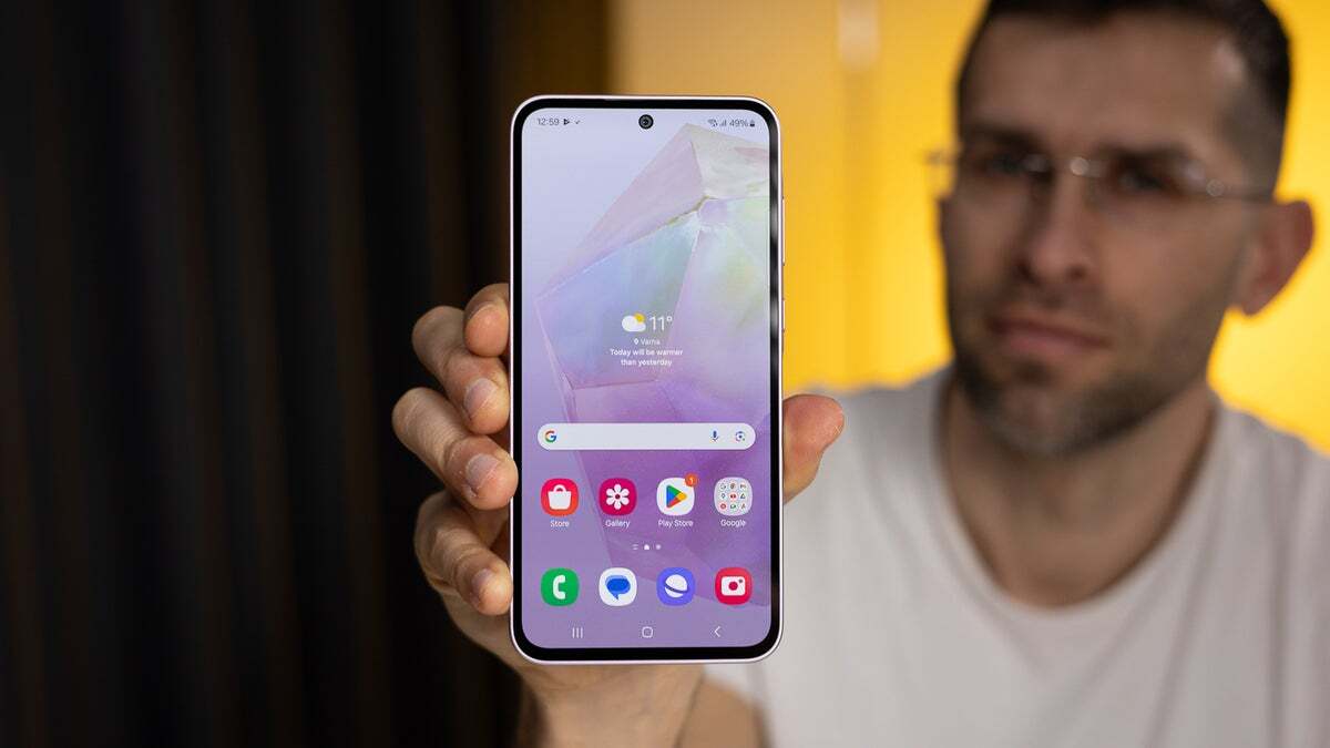 Samsung Galaxy A35 yakında One UI 6.1.1 güncellemesi aracılığıyla GoogleAI alabilir. | Image check-PhoneArena - GalaxyAI'nin orta sınıf Galaxy A telefonlarına gelmesine sadece birkaç hafta kalmış olabilir