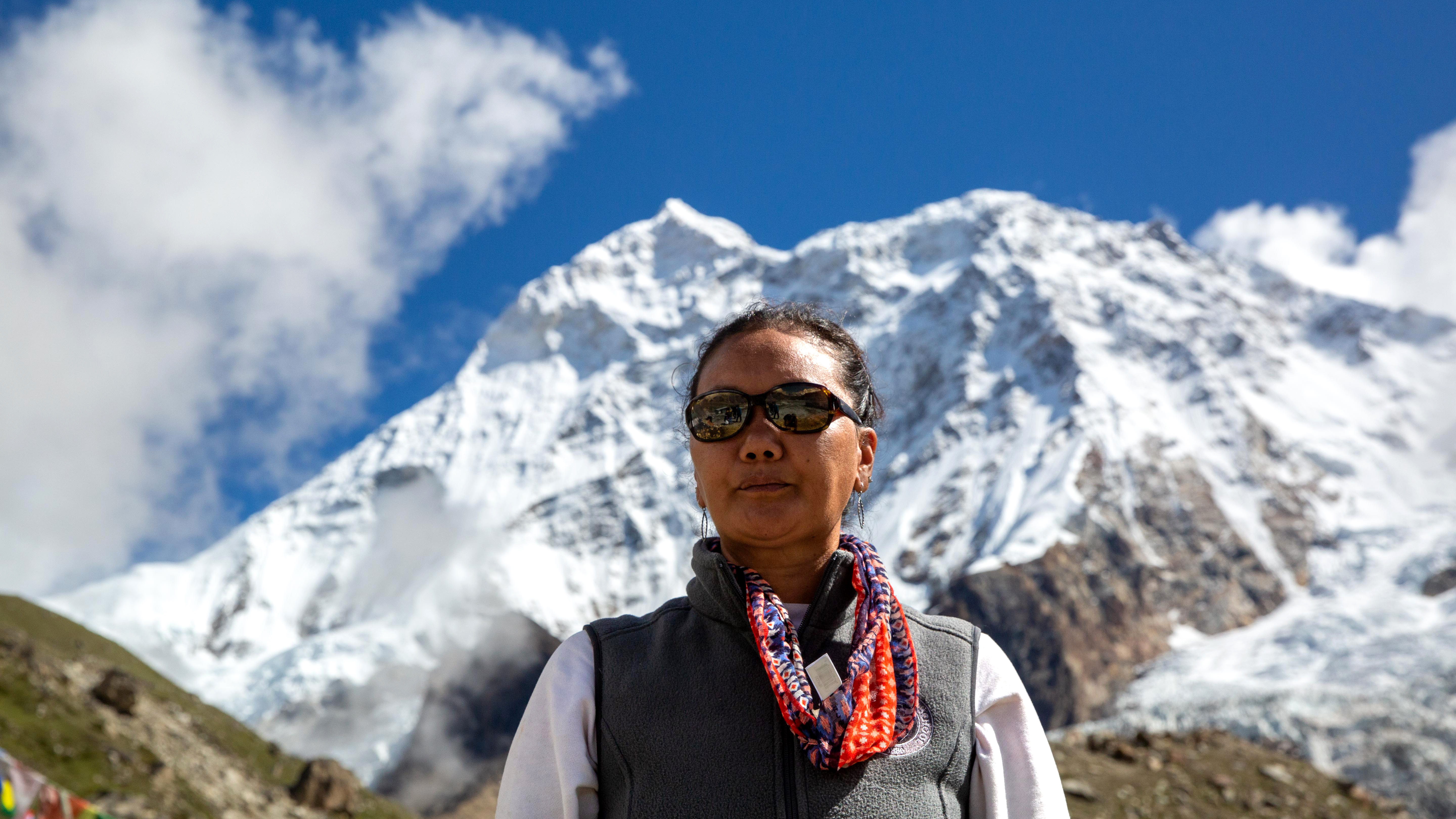 Lhakpa Sherpa, bir dağın önünde fotoğraflandı 