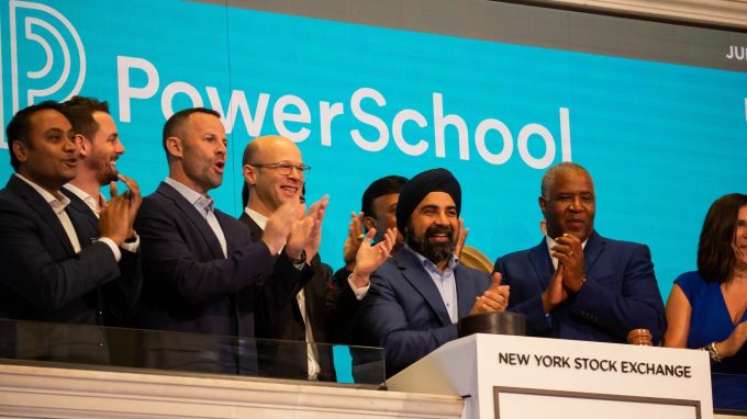 PowerSchool'un CEO'su Hardeep Gulati, merkez sağ, şirketin 28 Temmuz 2021 Çarşamba günü ABD'nin New York kentindeki ilk halka arzı (halka arz) sırasında New York Menkul Kıymetler Borsası'nda (NYSE) açılış zilini çalıyor .