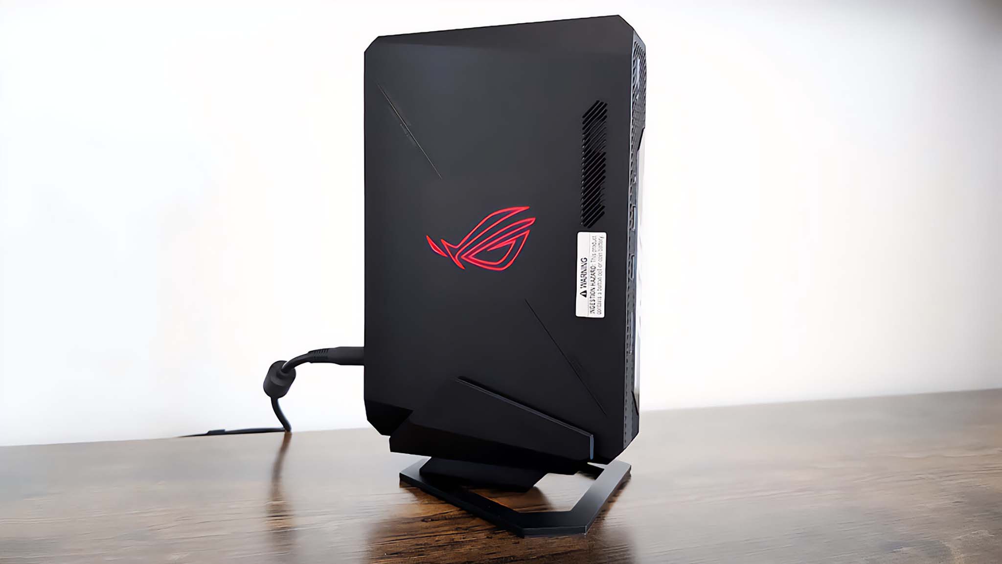 ASUS ROG NUC 970 dik duruyor.