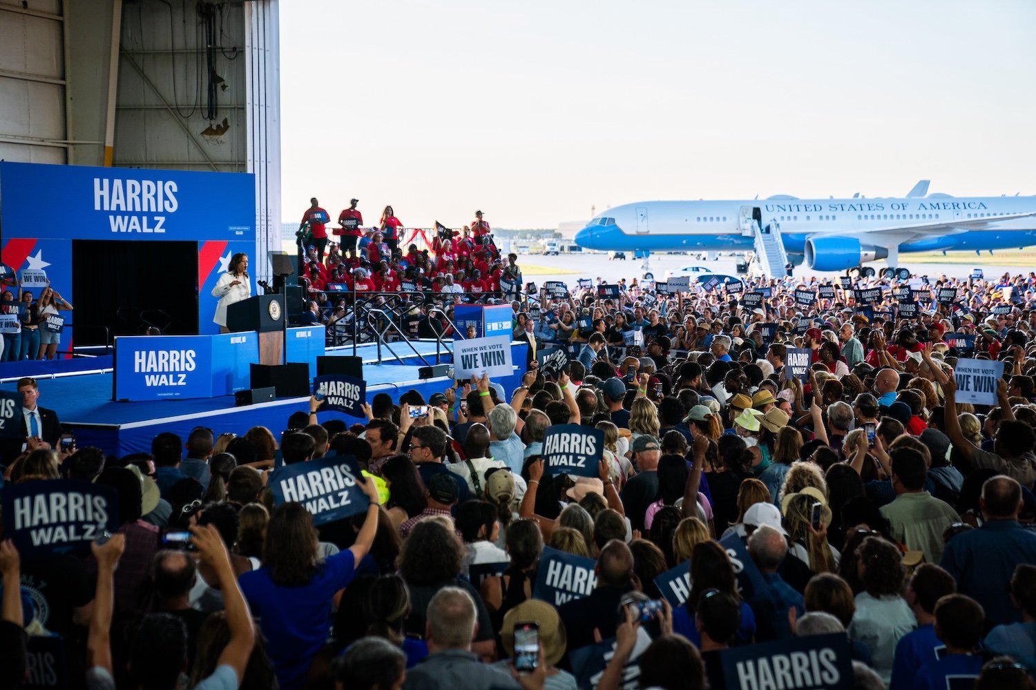 Başkan Yardımcısı Kamala Harris, 7 Ağustos 2024 Çarşamba günü Detroit, Michigan'daki Signature Aviation Hangar'da düzenlenen bir kampanya etkinliğinde konuşma yapıyor.