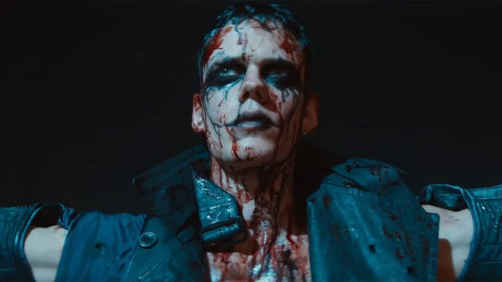 Bill Skarsgard, The Crow'da yüzü kanlı Eric Draven rolünde