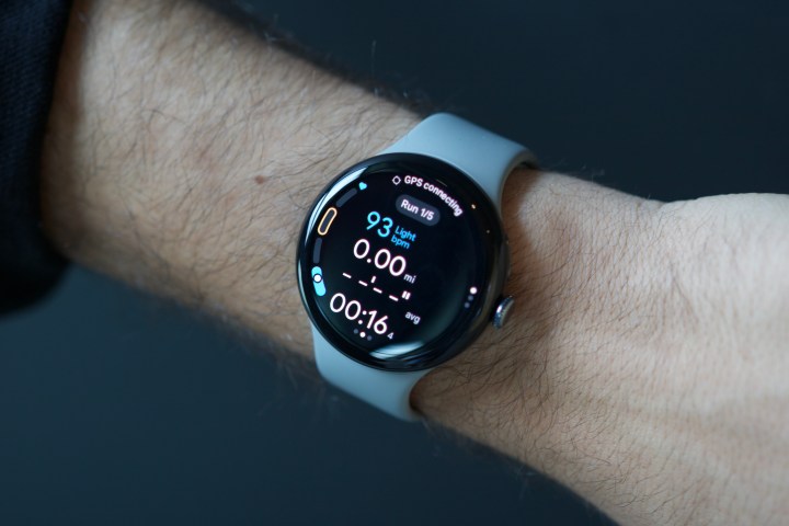 Fitbit uygulamasında Google Pixel Watch 3'ün yeni çalışma özelliklerinin gösterimi.