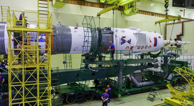 Baykonur'da Soyuz MS-26 insanlı uzay aracını göndermek için bir roket toplandı