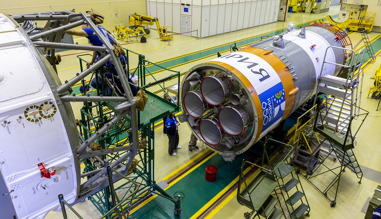 Baykonur'da Soyuz MS-26 insanlı uzay aracını göndermek için bir roket toplandı